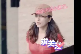 公交车上搞笑片段:司机行驶中离开驾驶室找美女搭讪😂😂😂视频封面