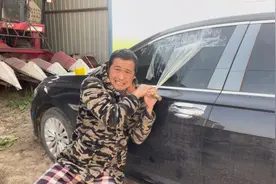 车钥匙忘车里面打不开，用透明胶带能不能打开，吃奶力气都用上了视频封面