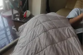 此男子在家中捂紧被子，戴着口罩，真相原来是............视频封面
