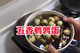 用新鲜鹌鹑蛋加上香料炖煮的五香蛋，味道很特别，完整无删版