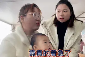 霞的女儿哭了半天她很着急，巍巍送她娘俩去急诊，原来是手足口病视频封面