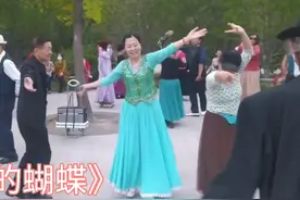 迎泽公园南门吉祥树女士和舞友欢聚一起交流舞艺增进友谊喜迎国庆视频封面