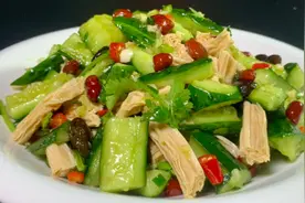 凉拌黄瓜切记不要用盐腌制，教你详细做法，鲜嫩脆爽，下酒又下饭