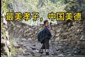 最美孝子：12年前他背疯母上大学的他，现在怎么样了！视频封面