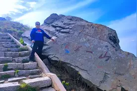 60多岁老汉自驾汽车从副中心来到灵山，徒步攀登北京市第一山峰。视频封面