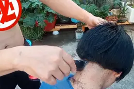 妈妈为了省钱为女儿剪头发，上初中不许留长头，舍不得也要剪视频封面