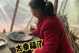 妈妈心疼小鱼，特来给我做午餐，把好吃的都往我碗里夹，太幸福了视频封面