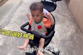 新买的小推车质量真不错，从楼梯滚下去完好无损，宝宝也很喜欢坐视频封面