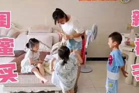 三岁了，闺蜜买了新裙子，双妹必须要穿着才肯上桌吃饭，好臭美！视频封面