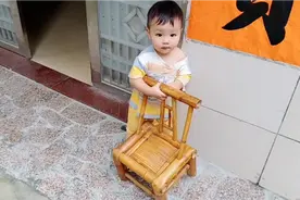 宝宝在家呆烦了，冒雨出去玩，一出门就往外跑开心极了！视频封面