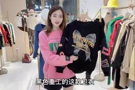 天气渐凉，可以试试加绒卫衣穿搭，搭配牛仔裤，时尚减龄保暖！