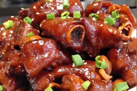 厨师长教你红烧猪蹄的家常做法，步骤详细，软糯入味下酒又下饭