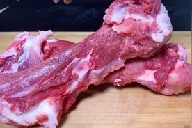 炖骨头汤，牢记“两放2不放”的诀窍，汤甜肉香不油腻，营养美味视频封面