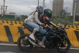 姐妹俩骑摩托车兜风，第一次坐机车的妹妹说：很拉风