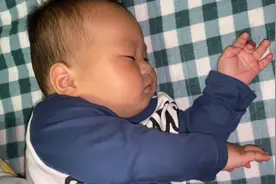 宝宝快一岁了，身高75，体重20斤，这个算正常吗？