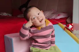 和2岁娃玩耍有多欢乐？亲子互动游戏玩出新高度，逗得妈妈笑不停视频封面