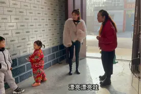 阿娇第一次正式穿皮草，小心机打底配上高筒靴，婆婆也直夸好看视频封面