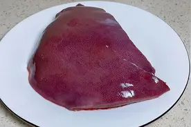 猪肝只用清水洗是大错，教你一招，血水杂质全跑光