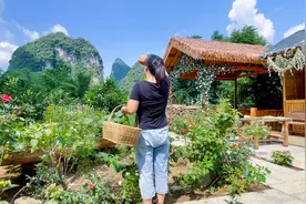 广西一女子深山建房隐居，青山绿水与世隔绝，过着世外桃源的生活视频封面