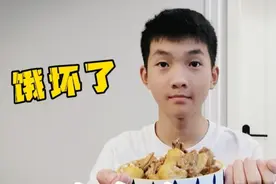 轩轩放学回家饿的不成样子，鸡肉滚烫也照吃不误，大家都这样吗？视频封面