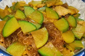 饭店做的萝卜炒粉条为啥好吃？原来诀窍都在这里，开胃又下饭！视频封面