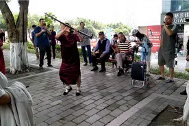 老有所乐，重庆街头76岁老太跳“劲舞”，引来路人阵阵掌声视频封面