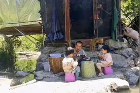 当你把饭菜倒进垃圾桶时，他们家吃的也许就比不上你倒进垃圾桶的视频封面
