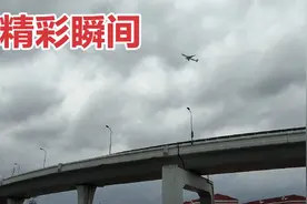 上海市郊天空传来一阵轰鸣，小伙赶紧拿出手机，拍下飞机精彩瞬间视频封面
