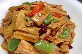 厨师长教你辣炒腐竹的家常做法，步骤详细，滑嫩入味下酒又下饭视频封面