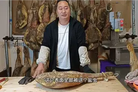 火腿上面会生一种看似像层灰的盐虫，你知道吗？这条腿上全部都是