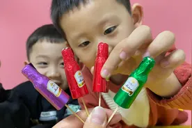 妈妈给兄弟俩吃酒瓶巧克力，小扬要用加湿器煮糖，太搞笑了视频封面