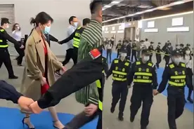 高圆圆现身广州，30多名保安手拉手围成人墙，王思聪都不敢这么玩视频封面