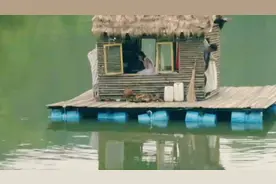 为了保住腹中的孩子  女人用衣服紧紧包住男人的头