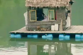 为了保住腹中的孩子  女人用衣服紧紧包住男人的头