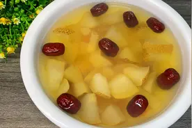 秋冬季节多给家人炖冰糖雪梨茶，润肺降燥，口感香甜，做法也简单