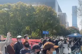 南京总统府和夫子庙昨天封路，可封路的全是便衣，说是小马哥来了