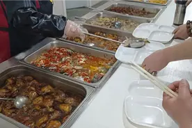 大巴司机服务区能不花钱蹭到饭吗？视频封面