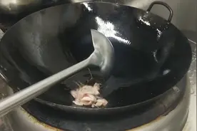 大厨的朋友来店里吃饭，大厨私自赠送一道菜，结果被却老板发现了视频封面