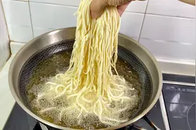 把面条放油锅里一炸，出来就是一道风味美食，吃过的都说好视频封面