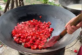 贵州结婚农村大席，16个菜，1桌一个火锅，吃地摊火锅，好热闹！视频封面