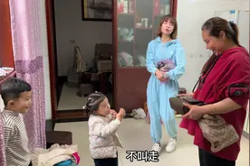 凯哲给奶奶挑包让阿娇买，书薇直夸背上好看，婆婆笑的合不拢嘴视频封面