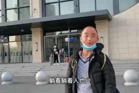 七十多的老妈领着残疾儿子去看病三餐舍不得吃，看了让泪目视频封面