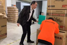 怀孕女员工反应大不小心睡着了，管理不但不体谅，还这样做……视频封面