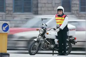 逃学威龙：看一眼旁边的女交警威风凛凛，周星驰从气势上就败了视频封面