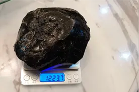 极品橄榄绿玻璃陨石价值5000－30000一克视频封面