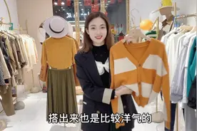 墨绿色百褶裙，搭配三款不同风格上衣，哪一款更时尚减龄呢？视频封面