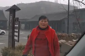 山西榆次后沟古村，看大娘多热情，沒下车就让吃饭，小白梨出名视频封面