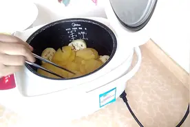 用电饭锅蒸蒜末茄子泥，土豆泥，简单方便，而且非常的软烂好吃。视频封面