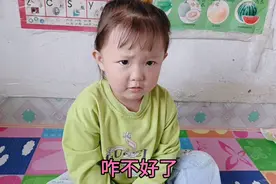 两岁多的孩子和妈妈抢穿的  抱怨自己的不好看   就穿妈妈的视频封面