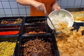 南宁爱民螺蛳粉小店，招牌三鲜10元一碗，量多好吃，不愧是大品牌视频封面